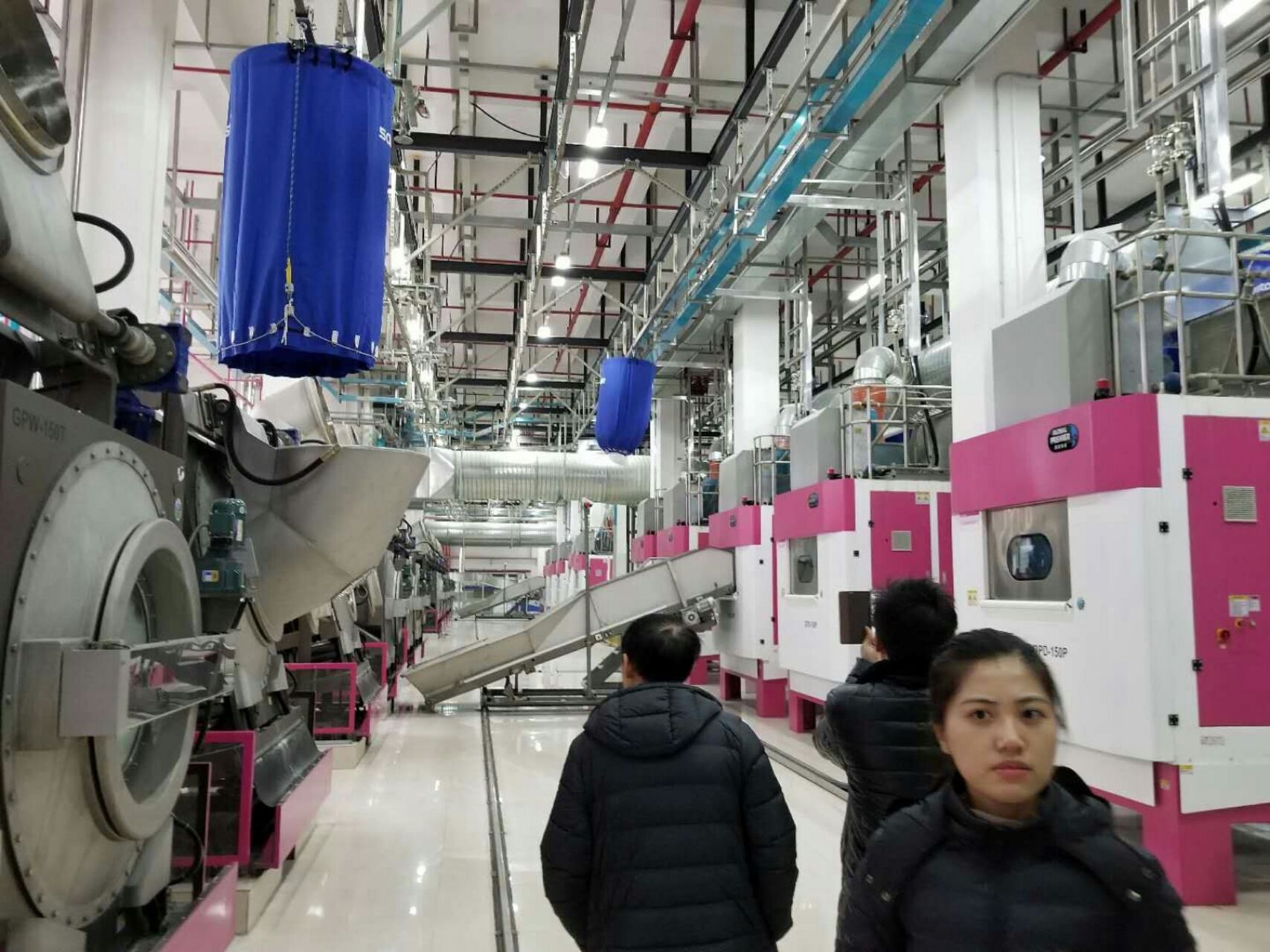 酒店在选择大型洗衣机设备时，如何确保设备的质量和稳定性(图1)